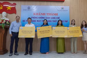 Đại diện Quỹ Dariu đã tài trợ 4 không gian sáng chế cho Trường THPT Thái Phiên, THPT Trần Phú, THPT Ông Ích Khiêm, THPT Hòa Vang.