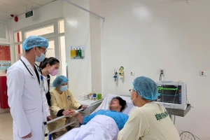Bác sĩ cứu sống bệnh nhân người Hàn Quốc. Ảnh: BVĐN