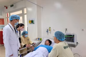 Bác sĩ cứu sống bệnh nhân người Hàn Quốc. Ảnh: BVĐN
