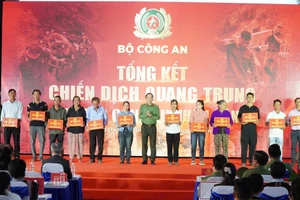 Trung tướng Đặng Hồng Đức – Thứ trưởng Bộ Công an tặng quà đến các hộ dân. Ảnh: Công an Đà Nẵng