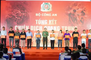 Trung tướng Đặng Hồng Đức – Thứ trưởng Bộ Công an tặng quà đến các hộ dân. Ảnh: Công an Đà Nẵng