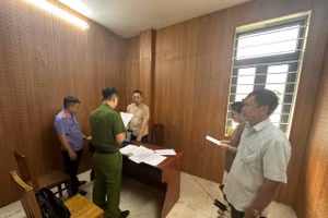 Công an tống đạt quyết định khởi tố vụ án, khởi tố bị can và thi hành lệnh bắt tạm giam 3 tháng đối với Zhang Junhua. Ảnh: CACC