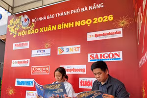 Bạn đọc tham quan gian trưng bày tại Hội Báo Xuân Bính Ngọ 2026.