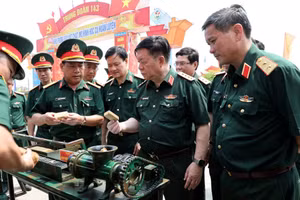 Đại tướng Nguyễn Trọng Nghĩa kiểm tra tại Trung đoàn 143. Ảnh: QK5