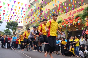 Sinh viên Trường Cao đẳng Đại Việt Đà Nẵng trải nghiệm các trò chơi dân gian.