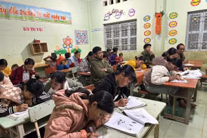 Các học viên lớp học xóa mù chữ chăm chú viết bài.