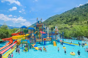 Người dân và du khách tại Khu du lịch suối khoáng nóng Núi Thần Tài.