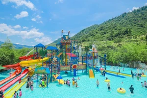 Người dân và du khách tại Khu du lịch suối khoáng nóng Núi Thần Tài.