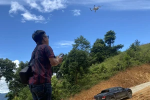 Một người điều khiển flycam. Ảnh tư liệu minh họa