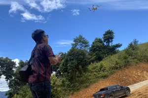 Một người điều khiển flycam. Ảnh tư liệu minh họa