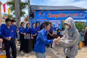 Tình nguyện viên hỗ trợ nước uống cho thí sinh dự thi tại Kỳ thi tốt nghiệp THPT năm 2024. Ảnh tư liệu