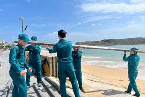 Quân đội, dân quân tự vệ hỗ trợ người dân ứng phó bão số 13. 