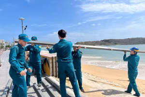 Quân đội, dân quân tự vệ hỗ trợ người dân ứng phó bão số 13. 