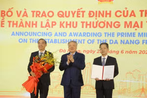 Ủy viên Bộ Chính trị, Phó Thủ tướng Thường trực Nguyễn Hòa Bình trao Quyết định về việc thành lập Khu Thương mại tự do Đà Nẵng cho lãnh đạo Thành ủy, UBND TP Đà Nẵng.