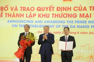 Ủy viên Bộ Chính trị, Phó Thủ tướng Thường trực Nguyễn Hòa Bình trao Quyết định về việc thành lập Khu Thương mại tự do Đà Nẵng cho lãnh đạo Thành ủy, UBND TP Đà Nẵng.