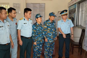 Cán bộ, chiến sĩ họp để xác định khu vực tìm kiếm 3 người mất tích.