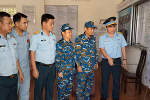 Cán bộ, chiến sĩ họp để xác định khu vực tìm kiếm 3 người mất tích.