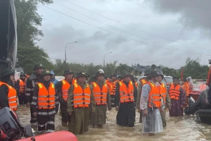 Phó Thủ tướng Trần Hồng Hà kiểm tra công tác ứng phó mưa lũ ở Đà Nẵng.