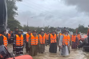 Phó Thủ tướng Trần Hồng Hà kiểm tra công tác ứng phó mưa lũ ở Đà Nẵng. 