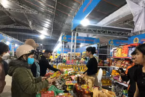 Công nhân, người lao động ở Đà Nẵng mua sắm ưu đãi tại Chợ Tết Công đoàn. 