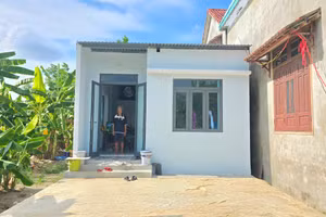 Ông Trần Hữu Chối và căn nhà vừa được xây mới nhờ chương trình xóa nhà dột nát.