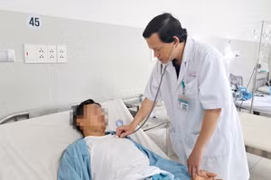 BSCKII Thân Trọng Vũ kiểm tra sức khỏe cho nam bệnh nhân. 