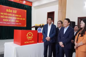 Đại tướng Lương Tam Quang kiểm tra công tác chuẩn bị bầu cử tại phường Hải Châu (TP Đà Nẵng).