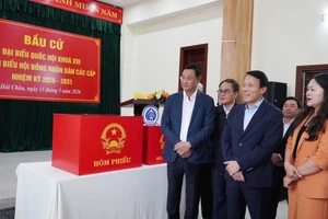 Đại tướng Lương Tam Quang kiểm tra công tác chuẩn bị bầu cử tại phường Hải Châu (TP Đà Nẵng).