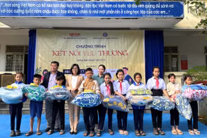 Trao quà cho học sinh Trường Phổ thông Dân tộc Bán trú Tiểu học và THCS Sơn Tân. 