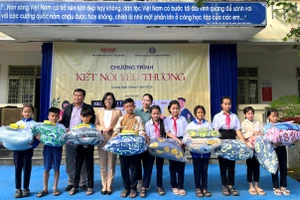 Trao quà cho học sinh Trường Phổ thông Dân tộc Bán trú Tiểu học và THCS Sơn Tân. 