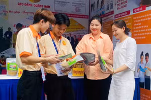 Trường Cao đẳng Quảng Nam tham gia các ngày hội việc làm, tư vấn tuyển sinh.