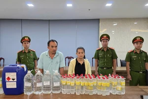 Công an tống đạt quyết định khởi tố vụ án hình sự, khởi tố bị can, bắt tạm giam đối với Kiều Văn Thanh và áp dụng biện pháp cấm đi khỏi nơi cư trú đối với Bùi Song Hậu.