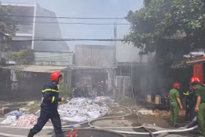 Lực lượng chữa cháy tiếp cận hiện trường.