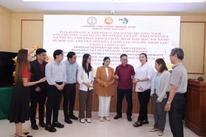 Lãnh đạo Trường Cao đẳng Quảng Nam và Trường Cao đẳng Western Leyte (Philippines) trao đổi hợp tác. 