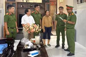 Cơ quan Công an thi hành tạm giữ hình sự đối với vợ chồng bà Thủy. 