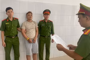 Công an tống đạt quyết định khởi tố bị can, thực hiện lệnh bắt bị can để tạm giam đối với Phan Văn Minh. Ảnh: CACC