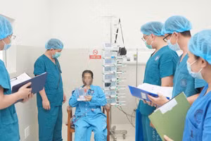 Bác sĩ thăm khám và kiểm tra sức khỏe cho bệnh nhân sau ca ghép gan. 