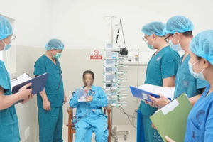 Bác sĩ thăm khám và kiểm tra sức khỏe cho bệnh nhân sau ca ghép gan. 