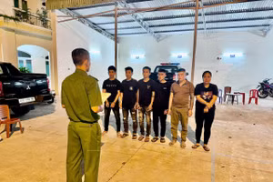 Công an thực hiện Lệnh giữ người trong trường hợp khẩn cấp đối với những người có liên quan vụ án. Ảnh: Công an