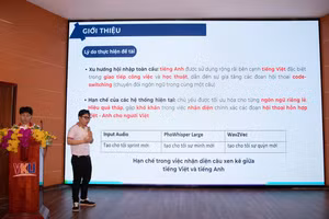 Sinh viên trình bày đề tài nghiên cứu khoa học của mình. 