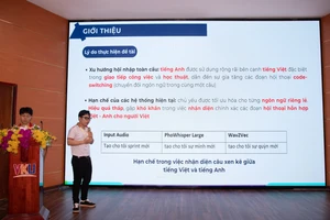 Sinh viên trình bày đề tài nghiên cứu khoa học của mình.