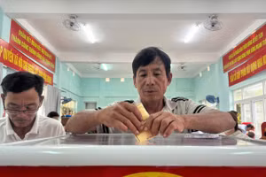 Cử tri đặc khu Lý Sơn (Quảng Ngãi) bỏ phiếu bầu cử. Ảnh: Đình Nhựt