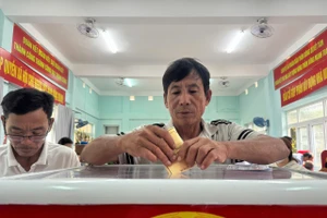 Cử tri đặc khu Lý Sơn (Quảng Ngãi) bỏ phiếu bầu cử. Ảnh: Đình Nhựt