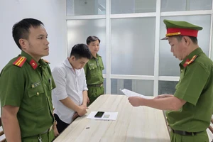 Công an tống đạt quyết định khởi tố vụ án, khởi tố bị can và thực hiện lệnh bắt bị can để tạm giam đối với Nguyễn Minh Quang. Ảnh: CACC