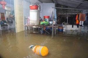 Mưa lớn xuyên đêm khiến nhiều nơi ở Đà Nẵng ngập sâu, có nơi nước ngập trên 50cm.