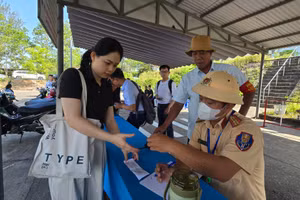 Cán bộ CSGT, sát hạch viên kiểm tra thông tin thí sinh dự thi sát hạch lái xe.