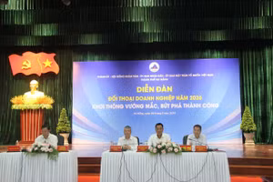 Lãnh đạo Thành ủy, HĐND, UBND TP Đà Nẵng trao đổi với doanh nghiệp trên địa bàn thành phố. 