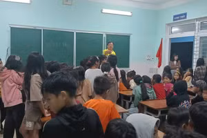 Ban Giám hiệu Trường Phổ thông dân tộc bán trú THCS Nguyễn Bỉnh Khiêm quán triệt tình hình mưa bão tới học sinh trong trường. 