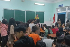 Ban Giám hiệu Trường Phổ thông dân tộc bán trú THCS Nguyễn Bỉnh Khiêm quán triệt tình hình mưa bão tới học sinh trong trường. 
