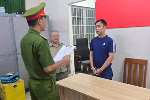 Công an tống đạt lệnh khởi tố và bắt tạm giam đối với Đỗ Thành Nhung. (Ảnh: CACC)